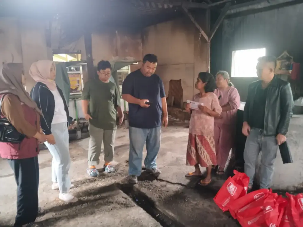 Anggota DPRD Garut Yudha Puja Turnawan dan pengurus PDI Perjuangan mengunjungi emak Odah