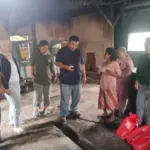 Anggota DPRD Garut Yudha Puja Turnawan dan pengurus PDI Perjuangan mengunjungi emak Odah