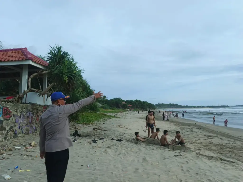 Kasatpolairud Garut sedang mengimbau para wisatawan untuk tetap berhati-hati di area yang berbahaya