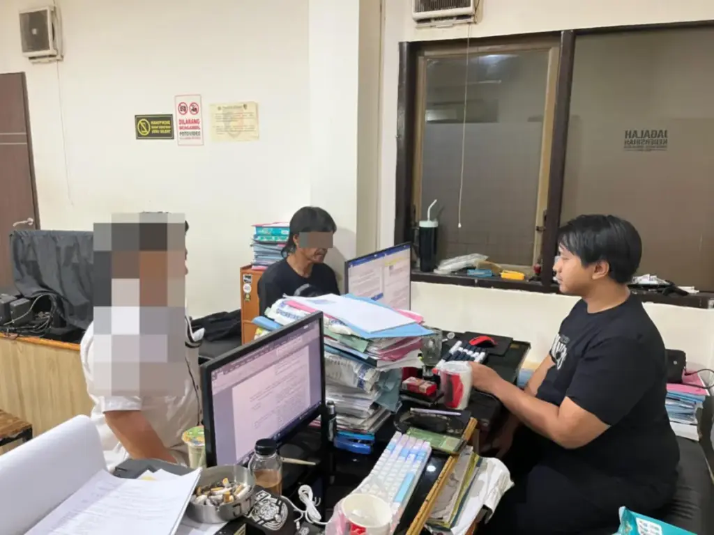 Bawa Sajam Saat Mabuk, Pria di Banyuresmi Garut Rusak Meja Kantor, Pelaku Berhasil Dibekuk Polisi Seorang Pria asal Cintarama, Banyuresmi, Garut sedang dilakukan pemeriksaan oleh pihak kepolisian