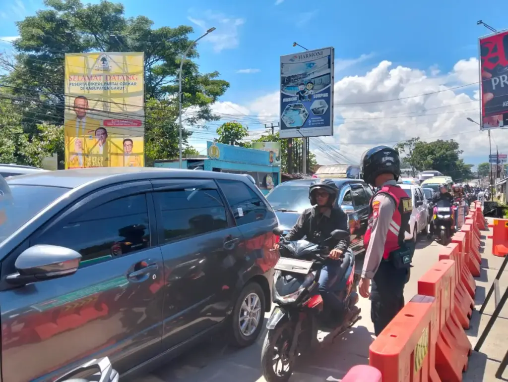 Arus Wisata ke Cipanas Garut Membludak, One Way Diberlakukan Arus Wisata ke Cipanas Garut Membludak, One Way Diberlakukan. (Ist)