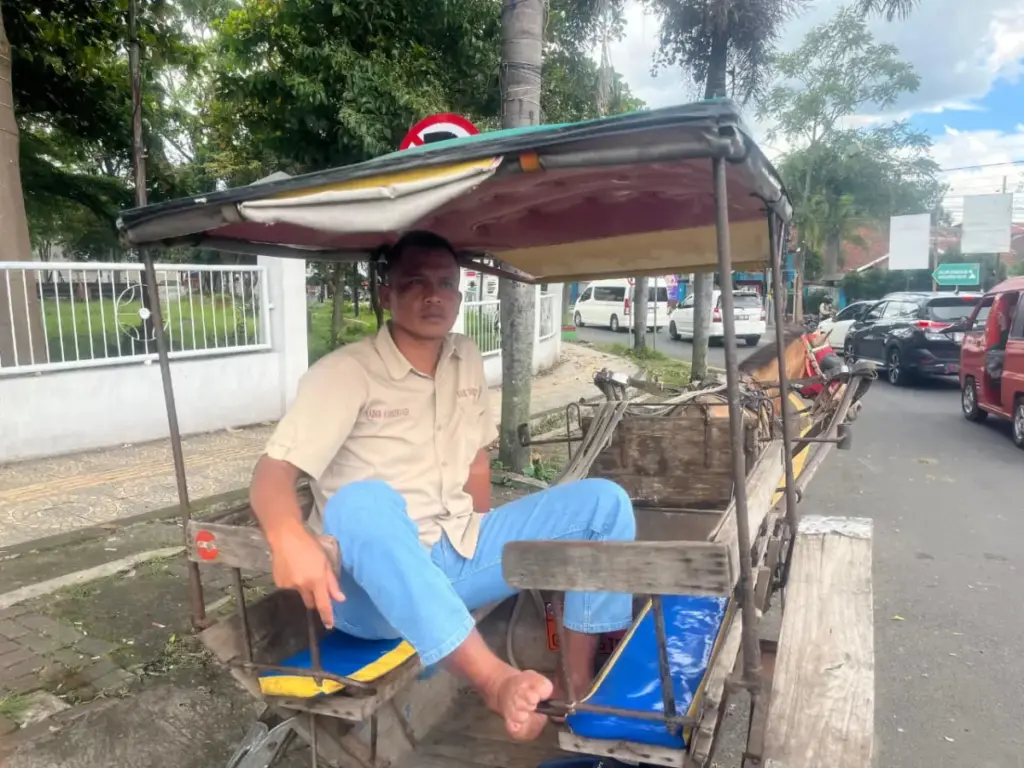 Transportasi Online Merajalela, Delman di Garut Kian Terpinggirkan Ani Jaelani, kusir delman di Garut yang masih bertahan ditengah transportasi online yang merajalela.(Rizka/Rad