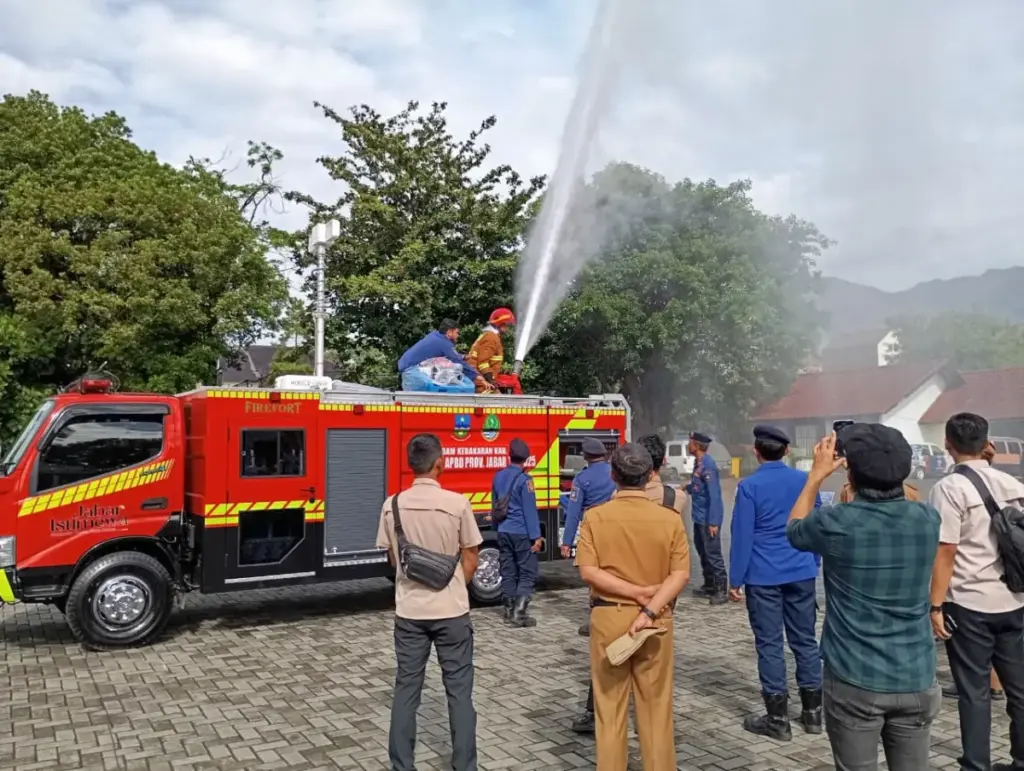 Pemkab Garut menerima bantuan mobil pancar pemadam kebakaran dari pemerintah provinsi. (Ale/Radar Garut)