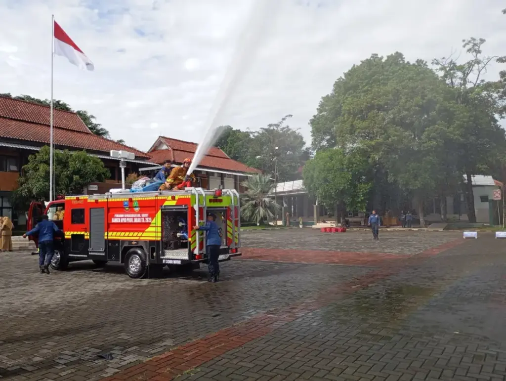 Pemkab Garut menerima bantuan mobil pancar pemadam kebakaran dari pemerintah provinsi.(Ale/Radar Garut)