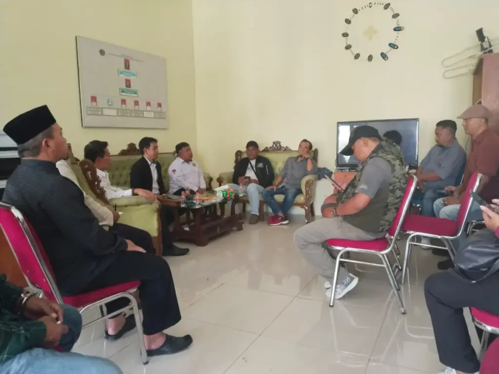 Datangi Kemenag Garut, Gapermas Pertanyakan Dugaan Pungli Biaya Nikah di Luar Ketentuan Gapermas mendatangi Kemenag Garut, diskusi terkait temuan biaya nikah di luar ketentuan. (Feri/Radar Garut)