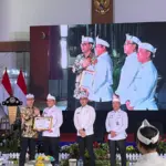 Kalapas Garut Rusdedy mewakili Lapas Garut menerima penghargaan di acara Reflekai dan evaluasi akhir tahun