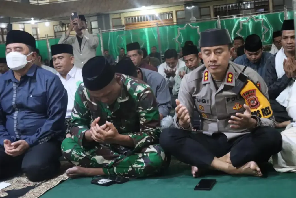 Penuh Khidmat, Kapolres Garut Ikut Doa Bersama Forkopimda Sambut 2026 Penuh Khidmat, Kapolres Garut Ikut Doa Bersama Forkopimda Sambut 2026.(Ist)