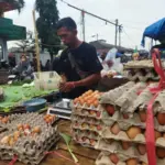 Pedagang telur di Pasar Ciawitali Garut. (Rizki Peratami/Radar Garut)