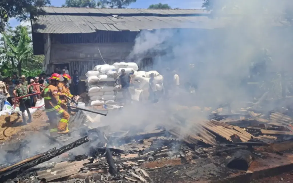 Gudang Pakan Ayam Hangus Terbakar di Malangbong Garut, Kerugian Capai Rp35 Juta. (Istimewa)