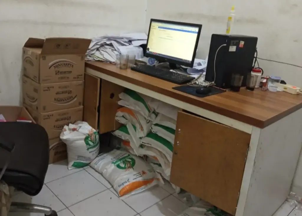 Puluhan karung beras dan 20 bungkus minyak goreng bsntuan pangan, belum diambil KPM di Kantor Desa Cibiuk