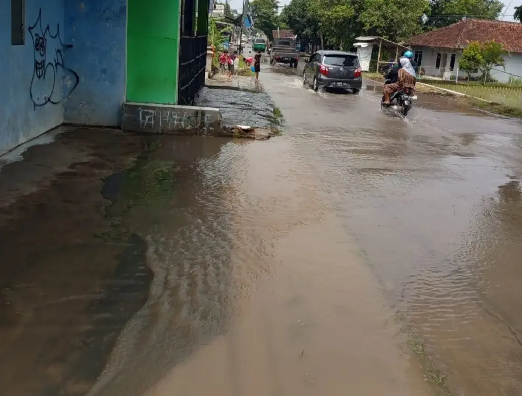 Drainase Kaumluwuk,Leuwigoong over kapasitas. Tiap turun hujan deras, tempat itu dilanda banjir