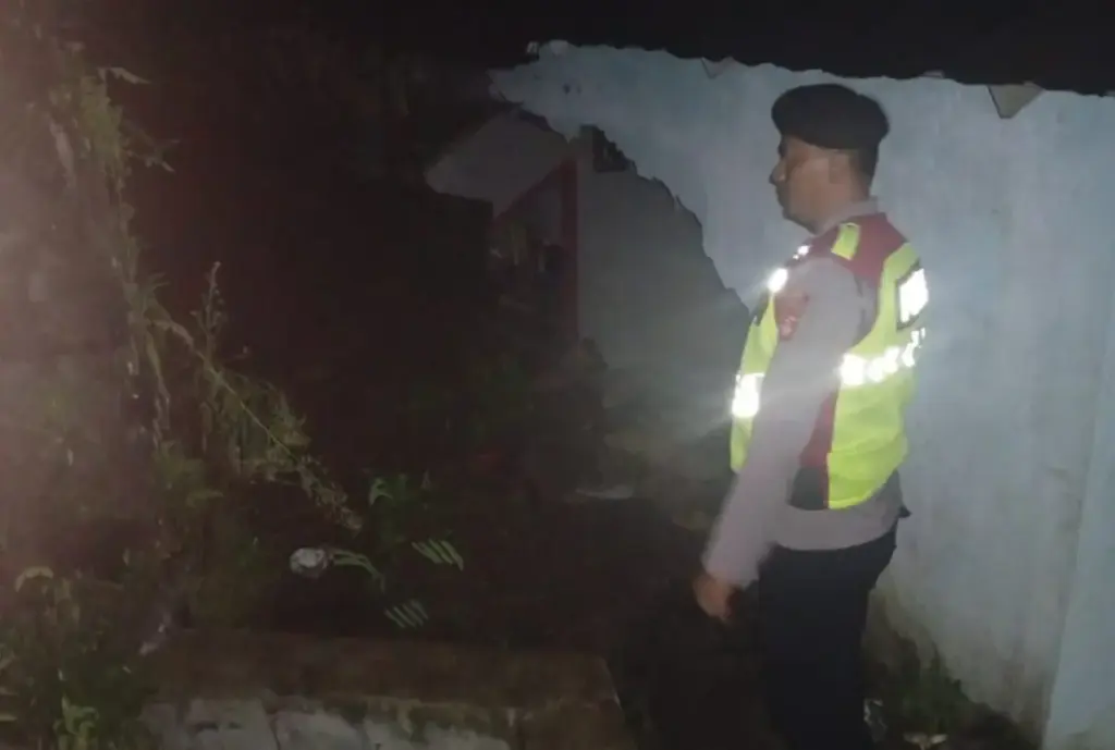 Polsek Cilawu saat melakukan pengecekan ke rumah warga yang tertimpa tanah longsor. (Istimewa)