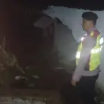 Polsek Cilawu saat melakukan pengecekan ke rumah warga yang tertimpa tanah longsor. (Istimewa)