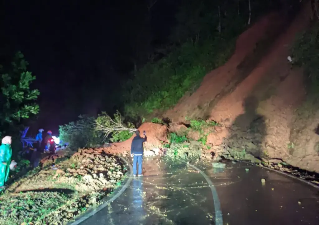 Pelaksanaan evakuasi dan pembersihan material tanah longsor di Jalan Raya Provinsi Bungbulang-Caringin.