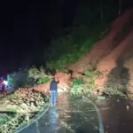 Pelaksanaan evakuasi dan pembersihan material tanah longsor di Jalan Raya Provinsi Bungbulang-Caringin.