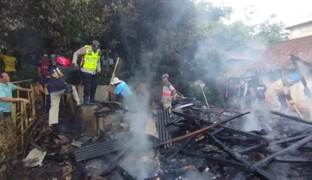 Kebakaran Rumah Panggung di Pasirwaru Garut, Satu Lansia Meninggal Dunia Kebakaran Rumah Panggung di Pasirwaru Garut, Satu Lansia Meninggal Dunia.(Ist)