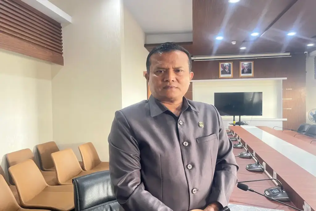 DPRD Komisi II, Imat Rohimat, di ruangan komisi II, (Rizka/Radar Garut)