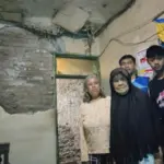 Emak Iyam dan keluarga yang tinggal di rumah yang hampir roboh