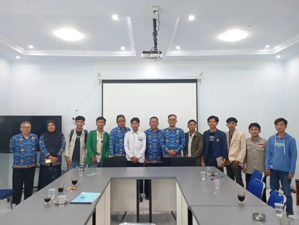 Diskominfo Garut Akui Banyak Kekeliruan Informasi Saat Diminta Transparansi Data Oleh BEM PTNU BEM PTNU saat mendatangi kantor Dinas Komunikasi dan Informatika (Diskominfo) Garut. (Ale/Radar Garut)