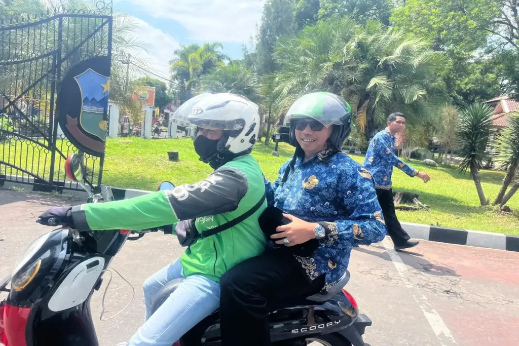 ASN menggunakan kendaraan umum saat apel gabungan di Setda Garut. (Rizka/Radar Garut)