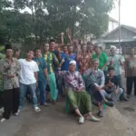 Warga Cijelereun Kulon tunjukkan jalan yang sudah selesai dibangun. (Feri/Radar Garut)