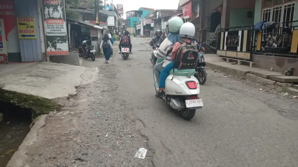 Akses utama menuju Kelurahan Margawati, Kecamatan Garut Kota, Kabupaten Garut, alami kerusakan cukup berat.