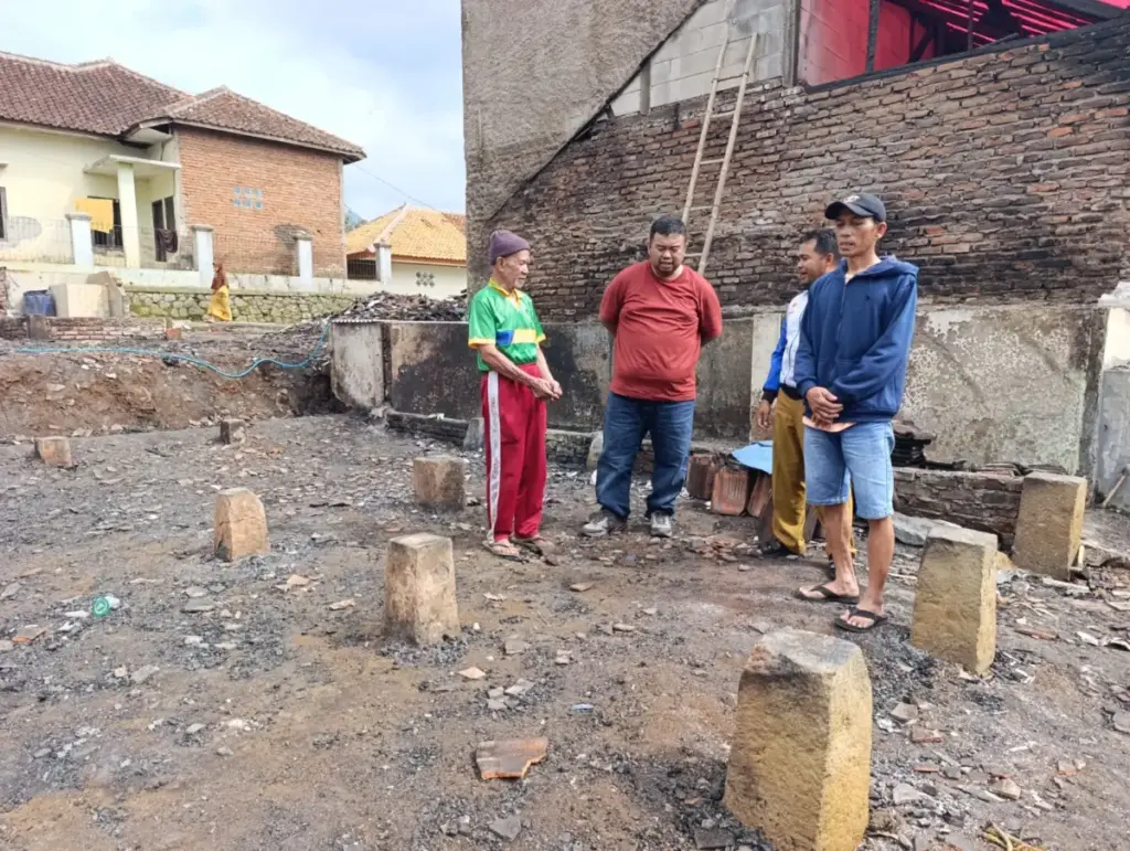 Tiga Rumah di Desa Mekarluyu Terbakar, Anggota DPRD Garut Apresiasi Gotong Royong Warga Anggota DPRD Garut tiga rumah kebakaran. Dua rumah ludes, rata dengan tanah