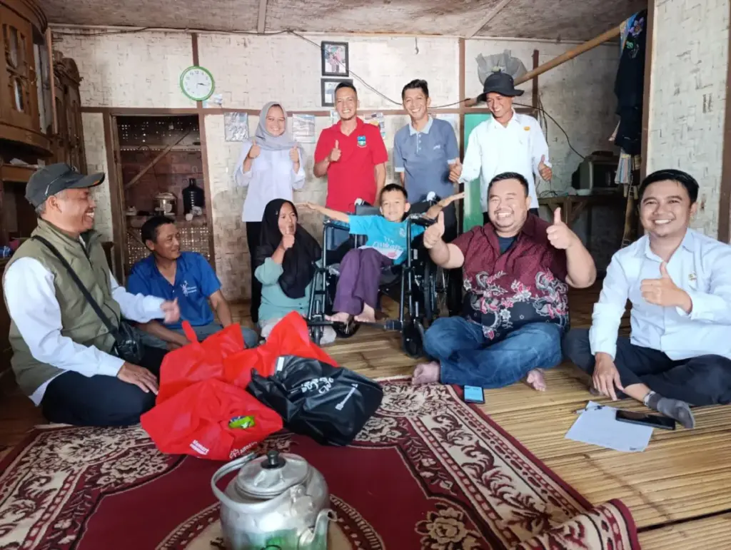 Yudha Bangkitkan Harapan Bocah Penyandang Disabilitas Menjadi Pilot Anggota DPRD Garut Yudha Puja Turnawan mengunjungi Wildan bocah penyandang disabilitas