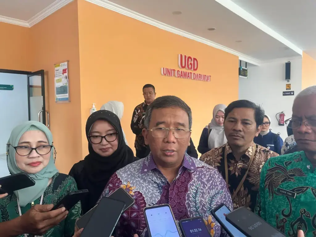 dr. Azhar Jaya, Dirjen Kesehatan Lanjutan di Kemenkes RI (tengah)