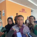 dr. Azhar Jaya, Dirjen Kesehatan Lanjutan di Kemenkes RI (tengah)