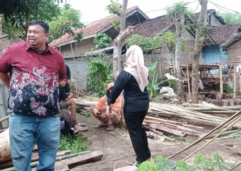 Anggota DPRD Garut, Yudha Puja Turnawan mengunjungi rumah seorang penyandang disabilitas yang atapnya ambruk