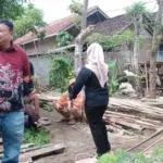 Anggota DPRD Garut, Yudha Puja Turnawan mengunjungi rumah seorang penyandang disabilitas yang atapnya ambruk