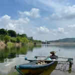Kondisi perahu yang bersandar di tepian imbas harga tiket naik ditinggal pengunjung
