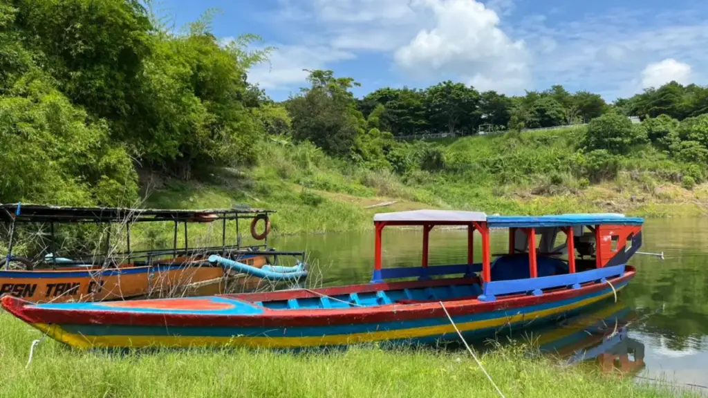 Perahu Hanya Bersandar di Tepian Imbas Harga Tiket Naik, Wisata Tanjung Duriat Mulai Ditinggal Pengunjung Kondisi perahu yang bersandar di tepian imbas harga tiket naik ditinggal pengunjung.