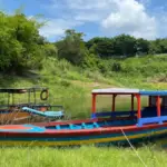 Kondisi perahu yang bersandar di tepian imbas harga tiket naik ditinggal pengunjung.