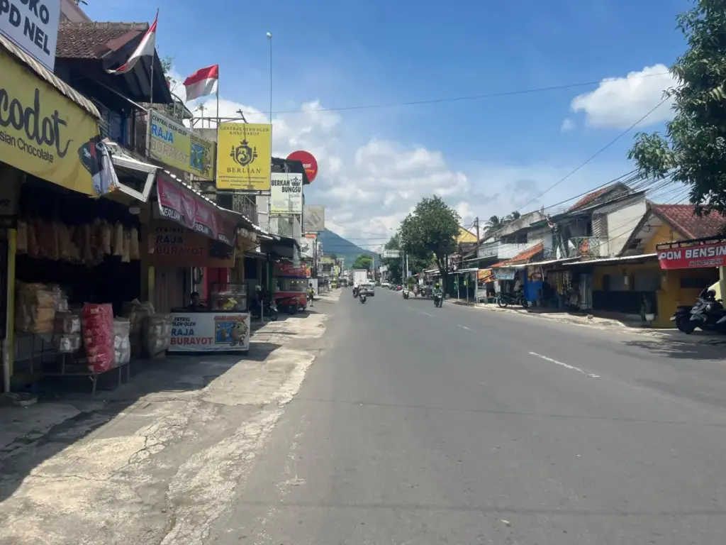 Antisipasi Lonjakan Wisatawan Jelang Nataru, DPRD Garut Minta PUPR Benahi Ruas Jalan Rusak Ruas jalan, di Jalan Otista dan Bunderan Tarogong (Rizka/Radar Garut)