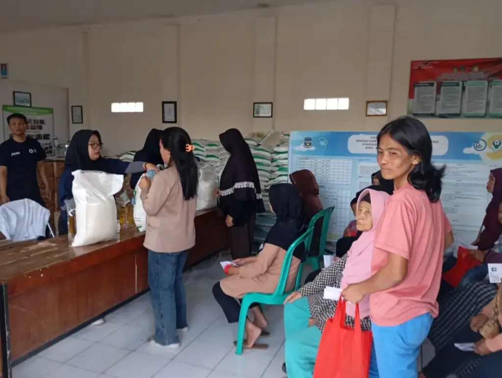 Warga masyarakat kelurahan Margawati saat mengambil bantuan pangan. (Ale/Radar Garut)