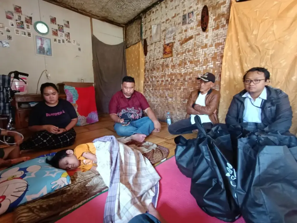 Yudha Puja Turnawan Kunjungi Iman Baihakki, Anak Yatim Piatu Penyandang Disabilitas yang Dirawat Kakaknya