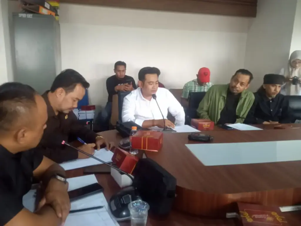 Sejumlah aktivis melakukan kajian program Makan Bergizi Gratis (MBG) di DPRD Garut Komisi II pada Rabu (10/12)