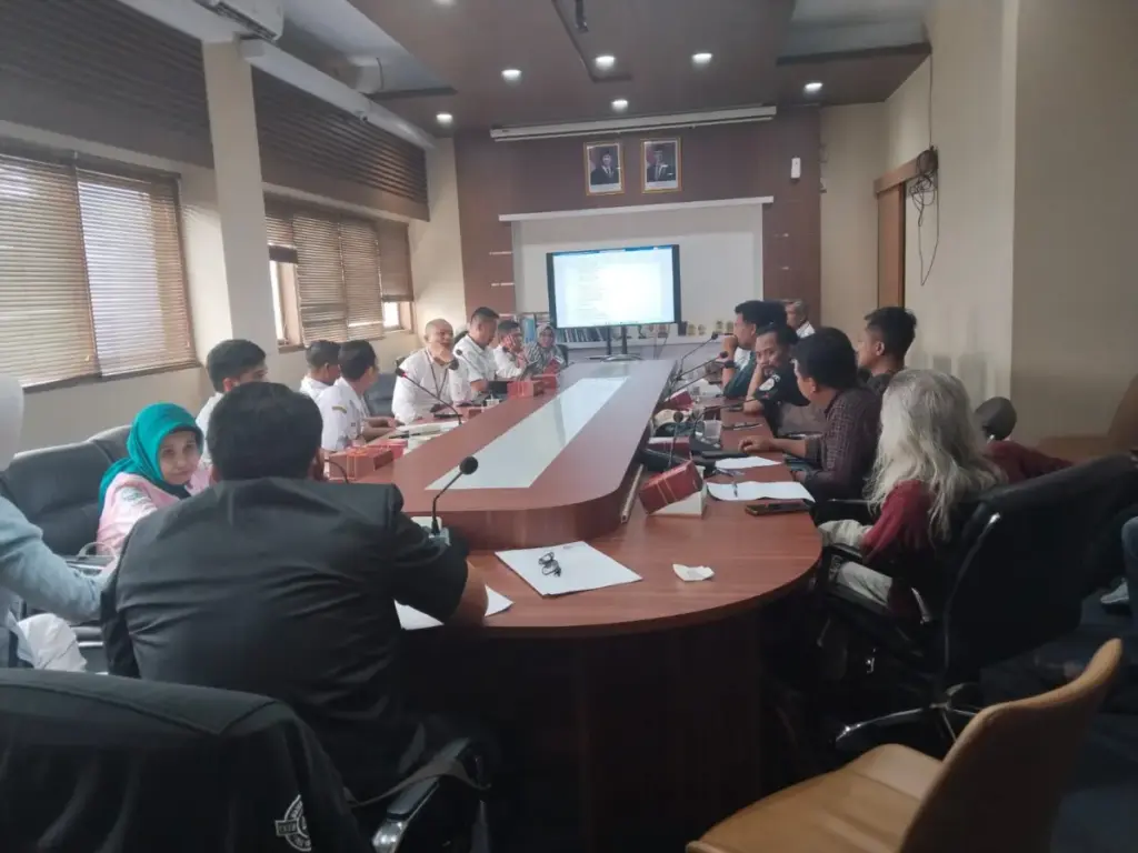 Garut Pernah Kembalikan Dana PKBM 5 Miliaran Pada Tahun 2024 Dinas Pendidikan Kabupaten Garut audienai di Komisi IV DPRD Garut.(Feri/Radar Garut)