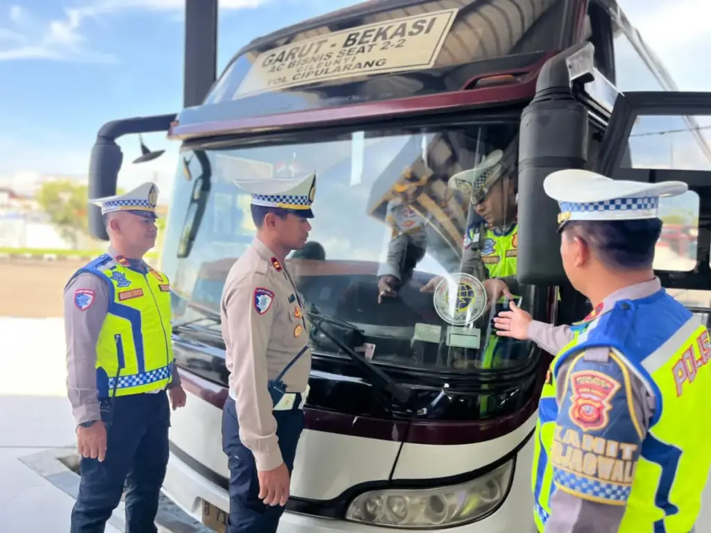 Edukasi Keselamatan, Satlantas Garut Sambangi Sopir Bus Terminal Guntur Kasat Lantas Polres Garut, IPTU Aang Andi Suhandi saat menyasar para pengurus dan pengemudi bus angkutan umum.