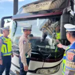 Kasat Lantas Polres Garut, IPTU Aang Andi Suhandi saat menyasar para pengurus dan pengemudi bus angkutan umum.