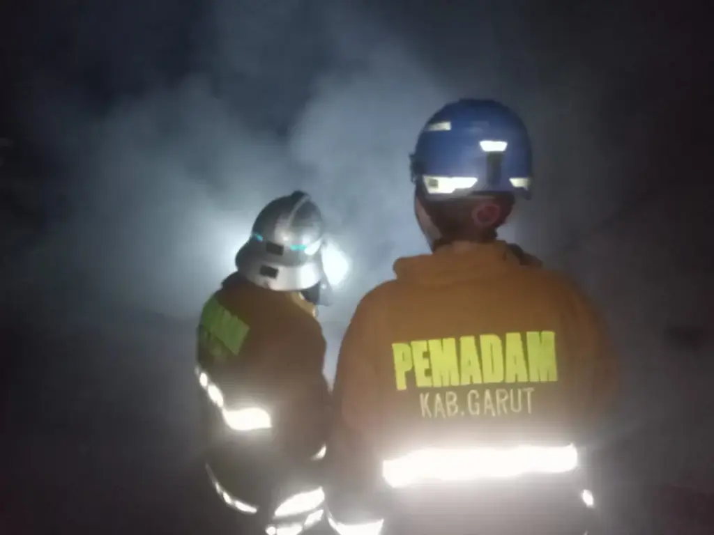 Diduga Akibat Charger Handphone, Rumah Warga di Leles Garut Hangus Terbakar Diduga Akibat Charger Handphone, Rumah Warga di Leles Garut Hangus Terbakar