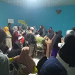 Ratusan KPM antri mengambil bantuan beras dan minyak goreng di ruang rapat Desa Cibiuk Kaler, Kecamatan Cibiuk