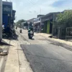 PUPR Garut perbaiki Jalan Margawati. (Rizka/Radar Garut)