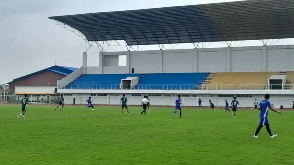 Lolos Putaran Nasional, Lima Pemain Luar Daerah Ikut Seleksi Persigar Para pemain Persigar saat melakukan game internal di Stadion Dalem Bintang, beberapa waktu lalu. (Istimewa)