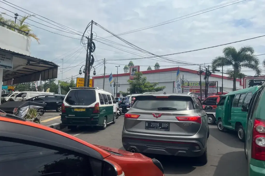 Demi Mengurai Kemacetan, Sejumlah Jalan di Garut Ditetapkan Sistem Satu Arah Permanen kondisi di Jalan Pramuka, Kelurahan Pakuwon, Kecamatan Garut Kota, Garut yang diberlakukan satu arah