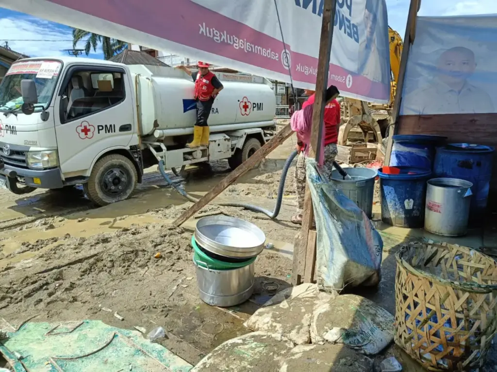 PMI Garut Kirim Relawan, Salurkan Air Bersih untuk Warga Terdampak Banjir di Aceh PMI Garut sedang memberikan bantuan air bersih untuk korban bencana di Aceh. (istimewa)