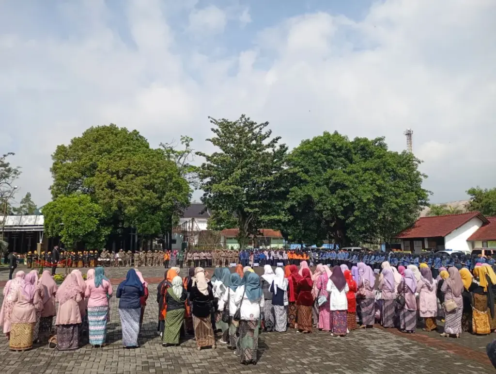 Momentum Hari Ibu ke-97 Bupati Garut Bacakan Amanat Menteri PPPA, Ajak Perkuat Kesetaraan Gender Upacara Peringatan Hari Ibu ke 97 Tahun 2025 berlangsung khidmat dan penuh makna di Lapangan Setda Garut