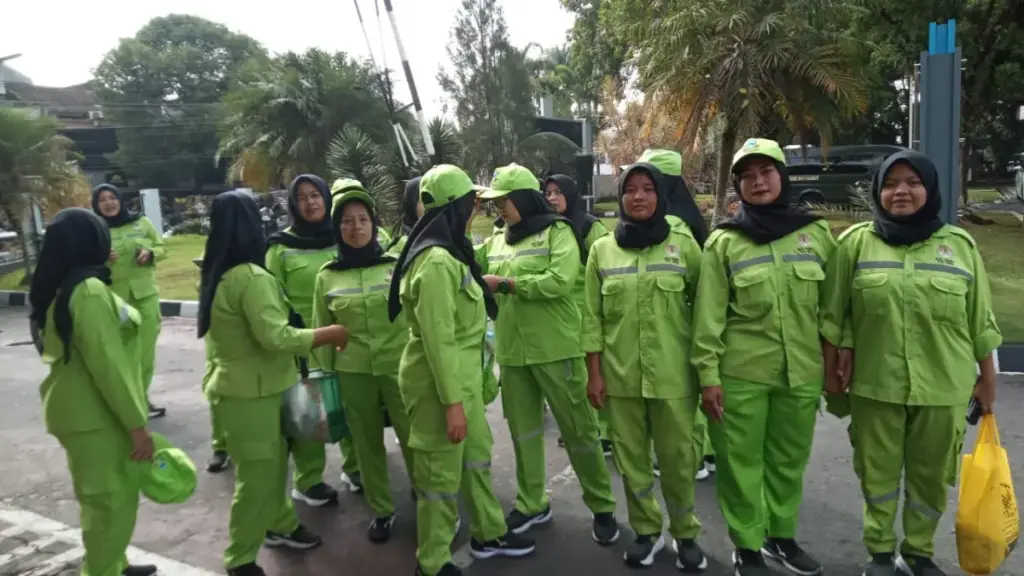Petugas Kebersihan Perempuan Garut. (Feri/Radar Garut)